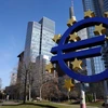 Logo của đồng euro bên ngoài trụ sở cũ của Ngân hàng Trung ương châu Âu (ECB) tại Frankfurt, Đức. (Nguồn: THX/TTXVN)