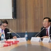 Bộ trưởng Bộ Giáo dục và Đào tạo Phạm Vũ Luận (phải) trong buổi làm việc tại Đức. (Ảnh: Mạnh Hùng/Vietnam+)