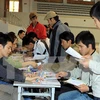 Người lao động nộp hồ sơ đăng ký dự thi tiếng Hàn tại Trung tâm Giới thiệu việc làm Hà Nội. (Ảnh minh họa. Hữu Việt/TTXVN)