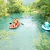 Bơi thuyền trên dòng suối trong xanh ở Phong Nha-Kẻ Bàng. (Ảnh: Đức Thọ/TTXVN)