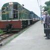 Những hành khách đầu tiên của chuyến tàu Quán Triều (Thái Nguyên)-Hà Nội. (Ảnh: Hoàng Nguyên/TTXVN)