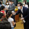 Kiểm tra thân nhiệt cho học sinh để phòng tránh lây nhiễm MERS ở thủ đô Seoul ngày 17/6. (Nguồn: THX/TTXVN)