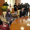 Cuộc gặp giữa Ngoại trưởng Hàn Quốc và những phụ nữ từng bị ép buộc phục vụ tình dục cho lính Nhật. (Nguồn: Yonhap/TTXVN)