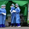 Nhân viên y tế Hàn Quốc làm việc tại trung tâm cách ly dành cho bệnh nhân MERS tại Bệnh viện Trường đại học Konkuk ở Seoul ngày 24/6. (Nguồn: AFP/TTXVN)