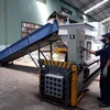 Vận hành dây chuyền xử lý chất thải rắn tại Nhà máy. (Ảnh: Lê Lâm/Vietnam+)