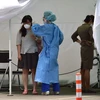 Nhân viên y tế kiểm tra thân nhiệt hành khách tại Bệnh viện Trường đại học Konkuk ở Seoul, Hàn Quốc. (Nguồn: AFP/TTXVN)