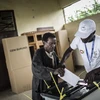 Cử tri Burundi bỏ phiếu tại một điểm bầu cử ở thủ đô Bujumbura. (Nguồn: AFP/TTXVN)