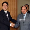 Ngoại trưởng Nhật Bản Fumio Kishida (trái) và người đồng cấp Campuchia Hor Namhong. (Nguồn: Getty images)