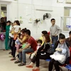 Người dân đợi khám tại Bệnh viện Nhi Trung ương. (Ảnh: Dương Ngọc/TTXVN)