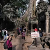 Du khách tham quan đền Ta Phrom, một phần của Angkor Wat. (Nguồn: AFP/TTXVN)