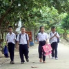 Học sinh Trường Tiểu học thị trấn Trường Sa, tỉnh Khánh Hòa trên đường đến lớp học. (Ảnh: Minh Đức/TTXVN)