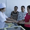 Cấp phát thuốc và cung cấp các phương tiện tránh thai cho phụ nữ xã Giao Lạc, huyện Giao Thủy, Nam Định. (Ảnh: Thùy Dung/TTXVN)