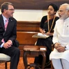 Thủ tướng Ấn Độ Narendra Modi (phải) có cuộc gặp với Bộ trưởng Quốc phòng Mỹ Ashton Carter (trái) đang trong chuyến thăm Ấn Độ ngày 3/6. (Nguồn: AFP/TTXVN)