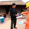 Nhân viên điện lực hướng dẫn người dân Sín Thầu (Điện Biên) sử dụng điện an toàn, tiết kiệm. (Ảnh: Ngọc Hà/TTXVN)