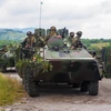 Lực lượng an ninh Ukraine gác tại tuyến đường dẫn đến làng Bobrovyshche, gần thị trấn Mukachevo ngày 13/7. (Nguồn: AFP/TTXVN)