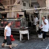 Một cửa hàng thịt ở thành phố Thessaloniki, Hy Lạp ngày 20/7. (Nguồn: AFP/TTXVN)