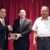 Thủ hiến bang Penang Lim Guan Eng (giữa) và Tổng lãnh Wu Jun (thứ hai từ trái sang). (Nguồn: themalaysianinsider.com)