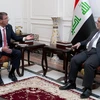 Thủ tướng Iraq Haider al-Abadi (phải) đã có cuộc gặp với Bộ trưởng Quốc phòng Mỹ Ashton Carter (trái) đang trong chuyến thăm Iraq nhằm thảo luận về chiến dịch chống IS của liên quân do Mỹ đứng đầu. (Nguồn: AFP/TTXVN)