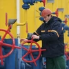 Công nhân Ukraine vận hành đường ống dẫn dầu. Ảnh minh họa. (Nguồn: upi.com)