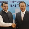 Thủ hiến bang Maharashtra (trái) và Chủ tịch Foxconn. (Nguồn: thehindu.com)