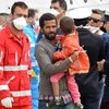 Người di cư được đưa tới cảng Messina sau khi được cứu sống ngoài khơi bờ biển Sicily. (Nguồn: AFP/TTXVN)