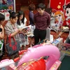 Khách tham quan gian trưng bày các nhân vật hoạt hình của doanh nghiệp Hàn Quốc tại Lễ hội phim hoạt hình Việt Nam-Hàn Quốc năm 2014. (Ảnh: Thanh Tùng/TTXVN)