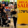 Một trung tâm mua sắm ở thủ đô Kuala Lumpur thông báo siêu giảm giá để thu hút khách hàng. AFP/TTXVN