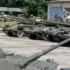Quân nhân Ukraine kiểm tra các xe tăng T-72 tại thành phố miền tây Lviv ngày 7/8. (Nguồn: AFP/TTXVN)