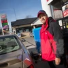 Một người dân mua xăng tại một trạm xăng ở Dellwood, bang Missouri, Mỹ. (Nguồn: AFP/TTXVN)
