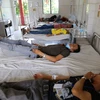 Công nhân Công ty Trách nhiệm hữu hạn Meraki nằm điều trị tại Bệnh viện Quân đoàn 4 (Bình Dương) ngày 22/7. (Ảnh: Dương Chí Tưởng/TTXVN)
