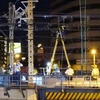 Công nhân ngành điện Nhật Bản nỗ lực khắc phục sự cố đứt cáp. (Nguồn: Kyodo/TTXVN)