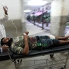 Chuyển một nạn nhân bị thương trong vụ đấu súng tới bệnh viện ở Jammu, khu vực Kashmir do Ấn Độ kiểm soát ngày 28/8. (Nguồn: AFP/TTXVN)