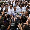 Thủ tướng Singapore Lý Hiển Long (giữa) trả lời báo giới sau khi nộp đơn đăng ký tranh cử ngày 1/9. (Nguồn: AFP/TTXVN)