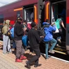 Người di cư chờ đáp chuyến tàu tới Munich, Đức tại khu vực cửa khẩu Hegyeshalom, khu vực biên giới Áo-Hungary ngày 6/9. (Nguồn: THX/TTXVN)