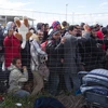 Người di cư chờ tới Đức tại khu vực cửa khẩu Hegyeshalom, khu vực biên giới Áo-Hungary ngày 6/9. (Nguồn: THX/TTXVN)