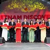 Phó Thủ tướng Vũ Văn Ninh cắt băng khai mạc Lễ hội Khám phá Việt Nam tại London. (Ảnh: Mai-Phương/Vietnam+)