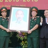 Phó Thủ tướng Nguyễn Xuân Phúc tặng quà lưu niệm cho Học viện Hậu cần. (Ảnh: Phương Hoa/TTXVN)
