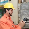 Công nhân Công ty Điện lực Hoàn Kiếm áp dụng ghi chỉ số côngtơ bằng hệ thống đo xa. (Ảnh: Ngọc Hà/TTXVN)
