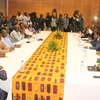 Đại diện ECOWAS cùng các lãnh đạo đối lập, các thành viên nhóm dân sự xã hội tại cuộc đàm phán ở thủ đô Ouagadougou ngày 19/9. (Nguồn: AFP/TTXVN)