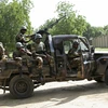 Binh sĩ Nigeria gác bên ngoài một hội nghị cấp cao bàn về chiến lược chống Boko Haram, tại thành phố Diffa. (Nguồn: Reuter/TTXVN)