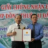 Chủ tịch UBND tỉnh Đồng Nai Đinh Quốc Thái (phải) trao Giấy chứng nhận đầu tư cho Chủ tịch Tập đoàn Kenda. (Ảnh: Sỹ Tuyên/TTXVN)