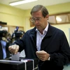 Thủ tướng Pedro Passos Coelho bỏ phiếu tại một địa điểm bầu cử ở Massama, ngoại ô Lisbon. (Nguồn: Reuters/TTXVN)