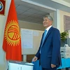 Tổng thống Kyrgyzstan Almazbek Atambayev bỏ phiếu tại một địa điểm bầu cử ở Bishkek. (Nguồn: AFP/TTXVN)