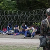 Người di cư bị bắt giữ sau khi vượt qua hàng rào tại biên giới Hungary-Serbia. (Nguồn: Reuters/TTXVN)