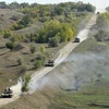 Xe tăng của lực lượng vũ trang Ukraine rút khỏi Krymske, vùng Lugansk ngày 5/10. (Nguồn: THX/TTXVN)
