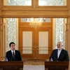 Ngoại trưởng Iran Mohammad Javad Zarif (phải) và Ngoại trưởng Nhật Bản Fumio Kishida (trái) tại cuộc họp báo sau hội đàm. (Nguồn: AFP/TTXVN)