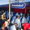 Người di cư chờ lên tàu tại Nickeldorf, biên giới giữa Áo với Hungary để tới Salzburg thuộc biên giới Đức-Áo. (Nguồn: AFP/TTXVN)