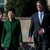 Tổng thống Hàn Quốc Park Geun-hye (trái) và Bộ trưởng Quốc phòng Ashton Carter (phải) trước cuộc gặp. (Nguồn: AFP/TTXVN)