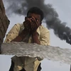 Khói thải ra từ một xưởng sản xuất gạch ở ngoại ô thành phố Chandigarh, phía bắc Ấn Độ. (Nguồn: Reuters/TTXVN)