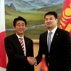 Thủ tướng Mông Cổ Chimed Saikhanbileg (phải) trong cuộc gặp với với Thủ tướng Nhật Bản Shinzo Abe (trái) tại Ulan Bator. (Nguồn: AFP/TTXVN)